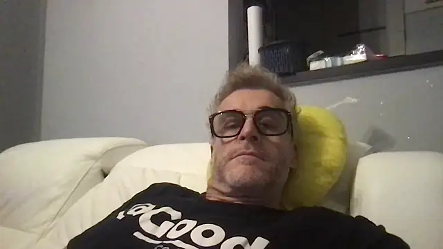 Axl hot online show from 02-09-26, 09:41