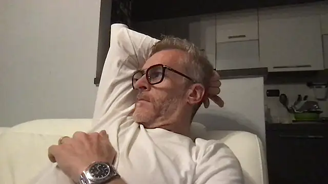 Axl hot online show from 04-08-26, 09:15