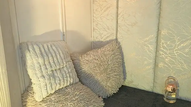 Snapshot of maddy1y_ chatting on 05-19-26, 12:22 maddy1y online show from 05-19-26, 12:22