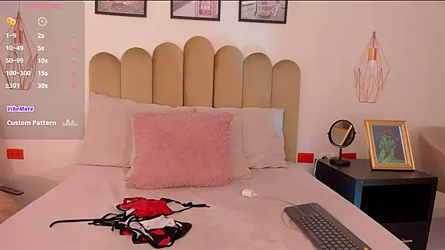 Snapshot of raven_black_ chatting on 10-23-25, 01:32 raven black online show from 10-23-25, 01:32