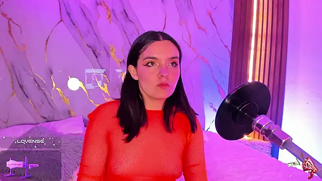 Snapshot of alicecute77 chatting on 10-27-25, 02:26 alicecute77 online show from 10-27-25, 02:26