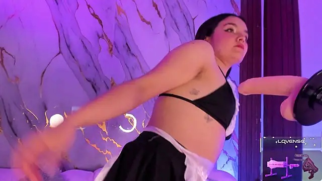 Snapshot of alicecute77 chatting on 11-21-25, 02:32 alicecute77 online show from 11-21-25, 02:32