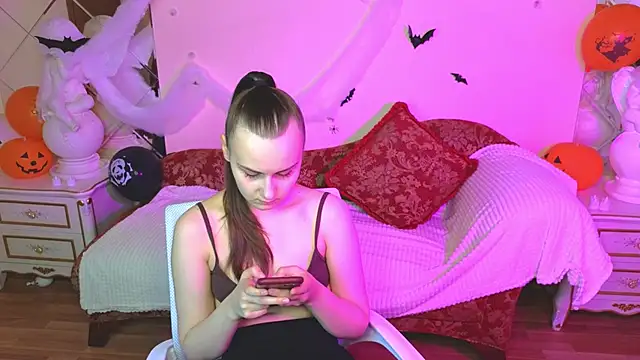 Kelly Cartier online show from 10-24-25, 12:12