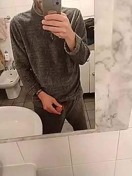 Snapshot of Baldassarre1990 chatting on 11-30-25, 01:42 Baldassarre1990 online show from 11-30-25, 01:42