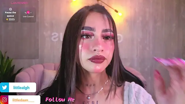 Snapshot of Abril_Velvet_a_ chatting on 11-12-25, 01:11 Abril Velvet a online show from 11-12-25, 01:11