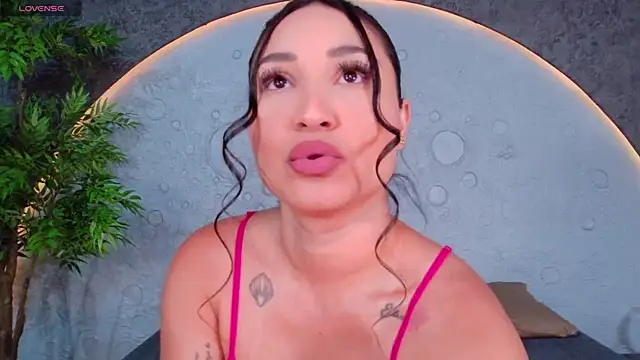 ReinaChloe online show from 05-19-26, 04:35