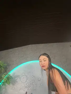 ReinaChloe online show from 06-01-26, 04:20