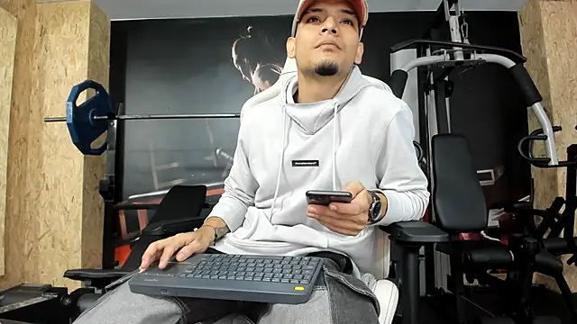 Snapshot of AlessandroKiing chatting on 06-15-26, 10:34 AlessandroKiing online show from 06-15-26, 10:34