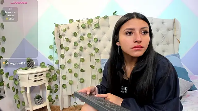 ZaharaSkylar online show from 10-27-25, 11:36