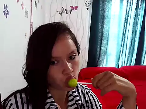 FrecitaRoja online show from 10-16-25, 03:57