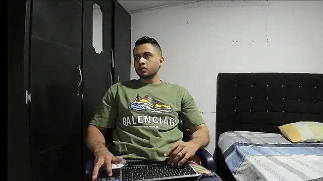 Snapshot of Ryan_xc1 chatting on 11-24-25, 02:44 Ryan xc1 online show from 11-24-25, 02:44