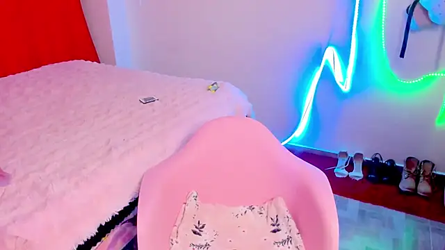 Snapshot of larsonbeverly chatting on 09-24-25, 12:14 larsonbeverly online show from 09-24-25, 12:14