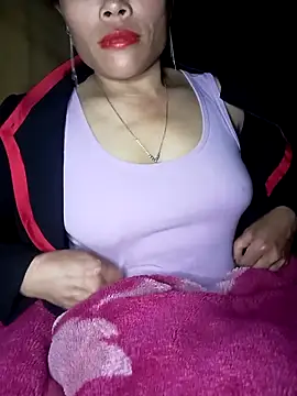 Snapshot of CoMay003 chatting on 12-21-25, 01:29 CoMay003 online show from 12-21-25, 01:29