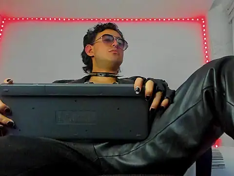 Snapshot of Alexxx_savage chatting on 09-21-25, 04:03 Alexxx savage online show from 09-21-25, 04:03