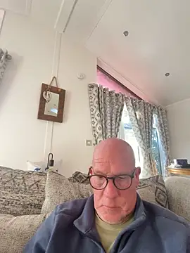 Snapshot of philefc chatting on 11-21-25, 02:05 philefc online show from 11-21-25, 02:05