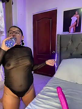 Snapshot of ema_zoe chatting on 02-06-26, 12:04 ema zoe online show from 02-06-26, 12:04