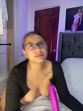 Snapshot of ema_zoe chatting on 02-14-26, 12:18 ema zoe online show from 02-14-26, 12:18