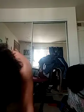 Snapshot of SimoneSays chatting on 04-15-26, 07:43 SimoneSays online show from 04-15-26, 07:43