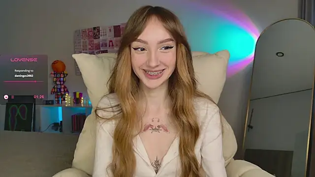 Snapshot of Lunainnk chatting on 11-08-25, 01:17 Lunainnk online show from 11-08-25, 01:17