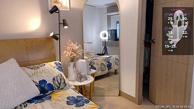 Snapshot of sarah_rayy chatting on 10-21-25, 10:21 sarah rayy online show from 10-21-25, 10:21