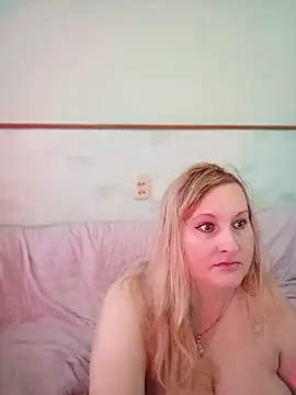 Snapshot of XHelenaX90 chatting on 02-25-26, 10:03 XHelenaX90 online show from 02-25-26, 10:03