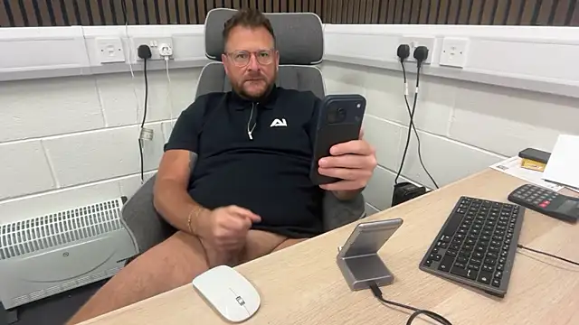 Snapshot of bilf1978 chatting on 06-04-26, 06:52 bilf1978 online show from 06-04-26, 06:52