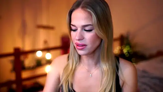 Snapshot of Emilyvanroessel chatting on 10-30-25, 07:03 Emilyvanroessel online show from 10-30-25, 07:03