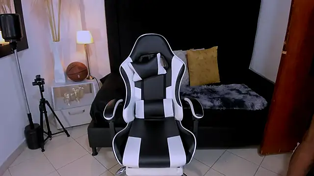 Snapshot of chrstian_lewis1 chatting on 11-26-25, 02:07 chrstian lewis1 online show from 11-26-25, 02:07