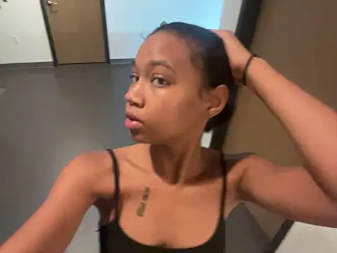 Snapshot of luvrgrllani chatting on 10-04-25, 05:44 luvrgrllani online show from 10-04-25, 05:44