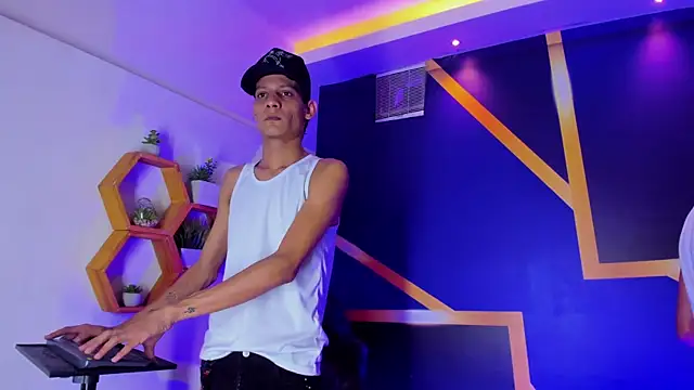 Snapshot of imperial_boys chatting on 09-23-25, 04:26 imperial boys online show from 09-23-25, 04:26