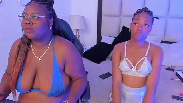 Snapshot of ElisabettaMonroy chatting on 12-17-25, 08:59 ElisabettaMonroy online show from 12-17-25, 08:59