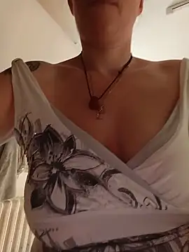 Snapshot of Sophierob1 chatting on 06-17-26, 06:49 Sophierob1 online show from 06-17-26, 06:49