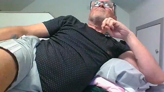 Snapshot of naughtygrandad1 chatting on 05-09-26, 06:02 naughtygrandad1 online show from 05-09-26, 06:02