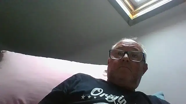 Snapshot of naughtygrandad1 chatting on 07-06-26, 06:43 naughtygrandad1 online show from 07-06-26, 06:43