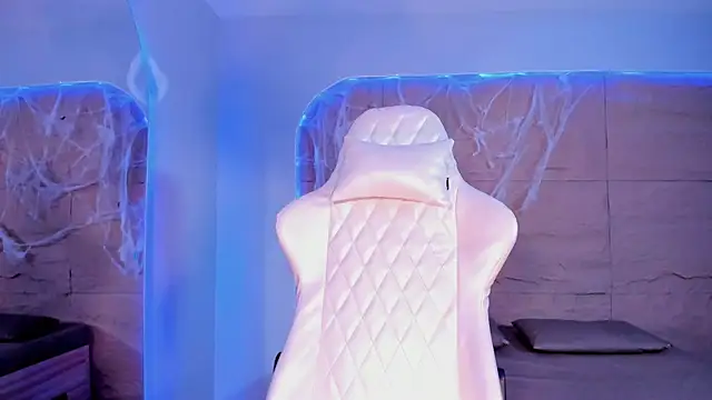 RenataLeclair online show from 10-31-25, 04:30