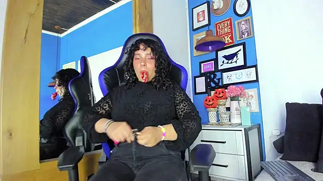 Snapshot of Kyes_Dreams3 chatting on 10-28-25, 04:05 Kyes Dreams3 online show from 10-28-25, 04:05