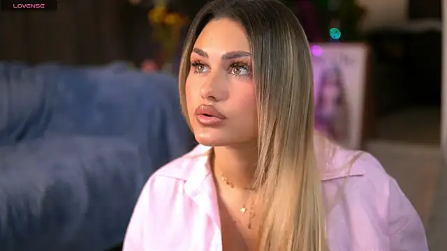 Snapshot of KayaAzur chatting on 11-06-25, 05:30 KayaAzur online show from 11-06-25, 05:30