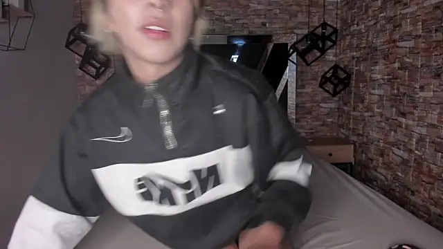 Snapshot of OliIverr22 chatting on 09-10-25, 01:44 OliIverr22 online show from 09-10-25, 01:44