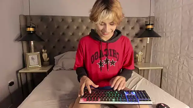 Snapshot of OliIverr22 chatting on 09-19-25, 02:18 OliIverr22 online show from 09-19-25, 02:18