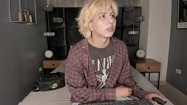 Snapshot of OliIverr22 chatting on 11-11-25, 06:30 OliIverr22 online show from 11-11-25, 06:30