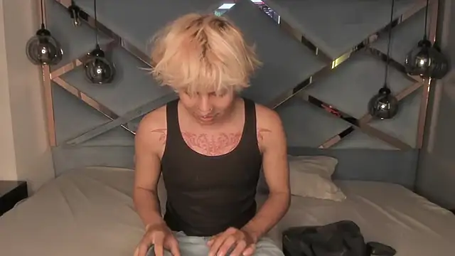 Snapshot of OliIverr22 chatting on 11-12-25, 08:52 OliIverr22 online show from 11-12-25, 08:52