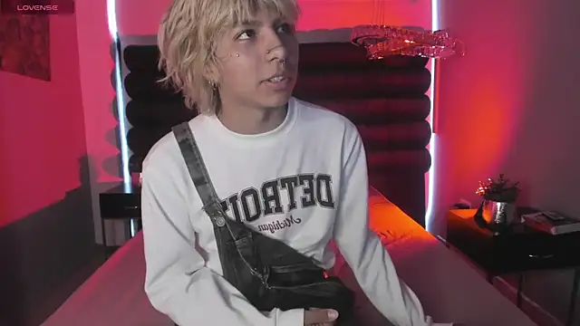 Snapshot of OliIverr22 chatting on 12-04-25, 12:14 OliIverr22 online show from 12-04-25, 12:14