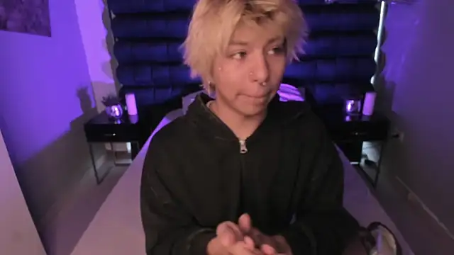 Snapshot of OliIverr22 chatting on 12-15-25, 11:58 OliIverr22 online show from 12-15-25, 11:58