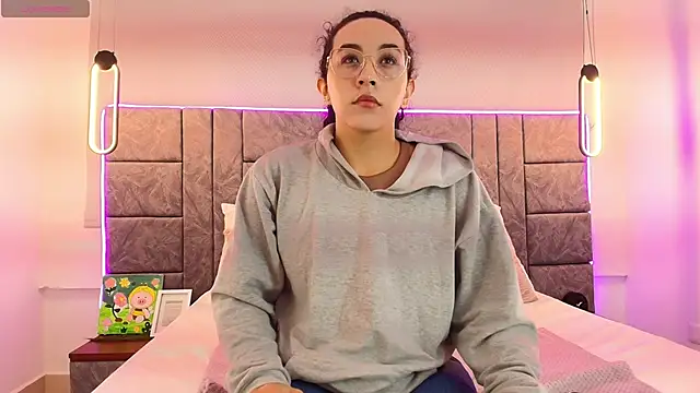 Snapshot of alehia_cute chatting on 10-17-25, 01:25 alehia cute online show from 10-17-25, 01:25