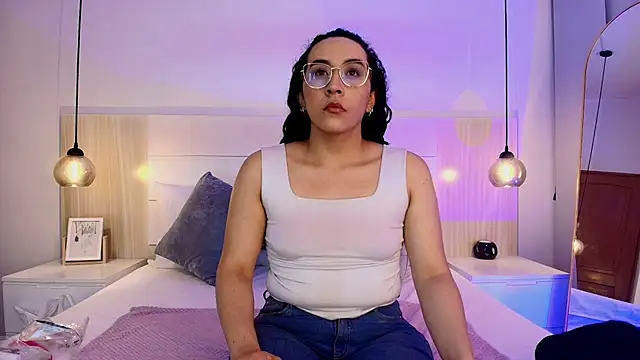 Snapshot of alehia_cute chatting on 10-22-25, 09:03 alehia cute online show from 10-22-25, 09:03