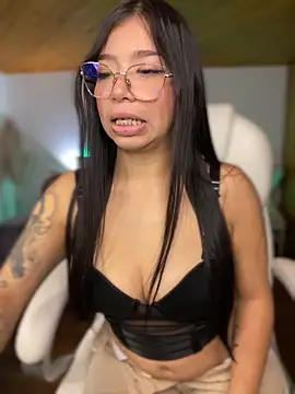 Maddy Piink online show from 11-18-25, 08:24