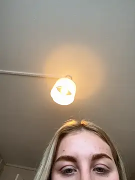 Snapshot of Layla_20_ chatting on 10-06-25, 12:02 Layla 20 online show from 10-06-25, 12:02