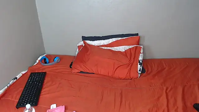 Lunalee online show from 11-30-25, 10:36