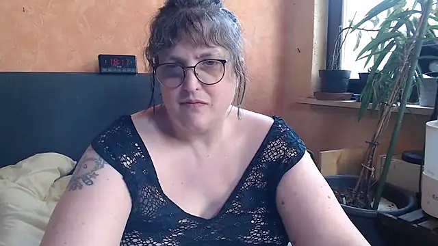 ladyfrombonn online show from 04-16-26, 04:19