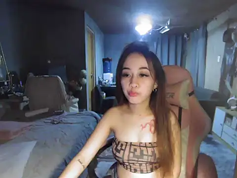 Snapshot of Yummiiieee28 chatting on 10-29-25, 02:30 Yummiiieee28 online show from 10-29-25, 02:30